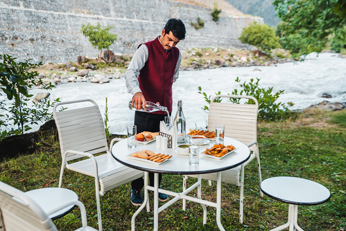 Alfresco dining at Heevan Villas Sonmarg